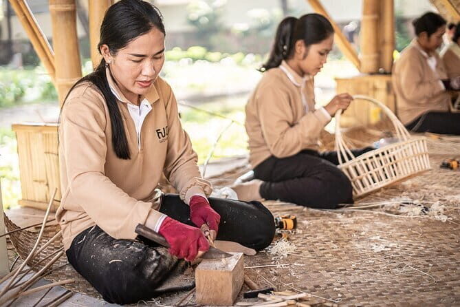 Half-Day Siem Reap Town Shopping Tour Plus local Meal - Itinerary Breakdown