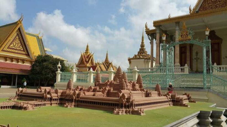 half-day-to-royal-palace-silver-pagoda-and-wat-phnom-tour