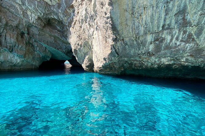 half-day-tour-of-capri-by-private-boat