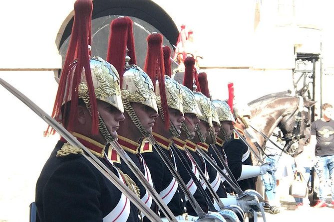 half-day-walking-tour-of-traditional-london-by-walking-public-transportation