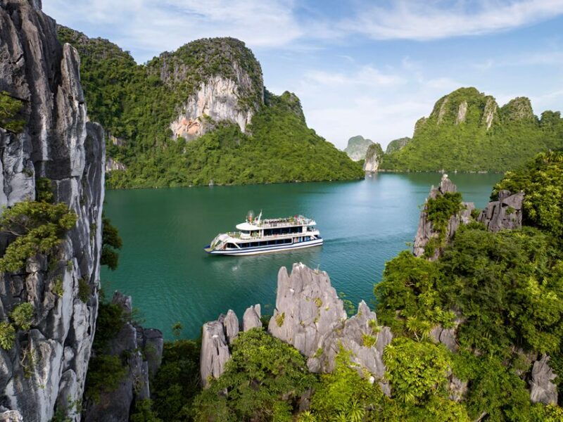 halong-bay-luxury-5-cruise-with-kayaking-lunch-buffet