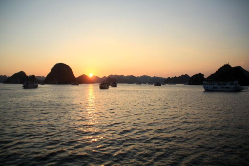 halong-bay-luxury-cruise-6-hours-trip-buffet-kayaking