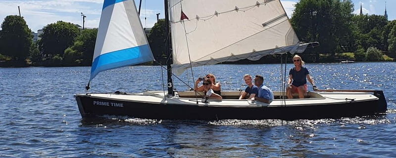 Hamburg: 1.5-Hour Sailing Sightseeing Tour on Aussenalster - An Authentic Hamburg Water Experience