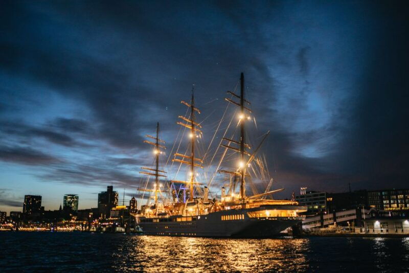 hamburg-1-hour-harbor-evening-lights-cruise
