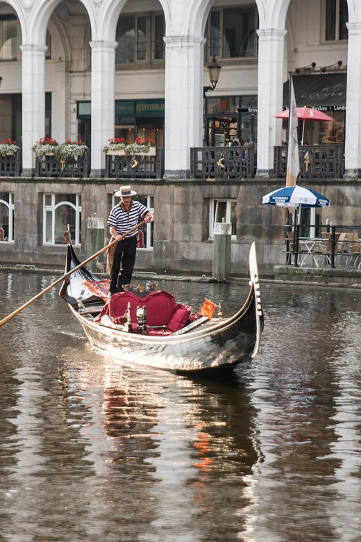 hamburg-alster-lake-romantic-tour-in-a-real-venetian-gondola