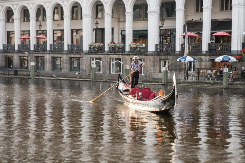 hamburg-alster-lake-romantic-tour-in-a-real-venetian-gondola