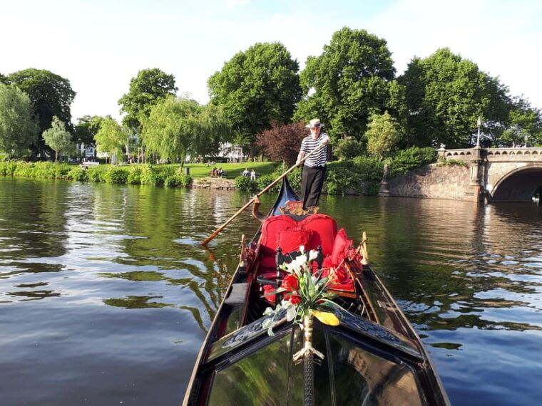hamburg-alster-lake-romantic-tour-in-a-real-venetian-gondola