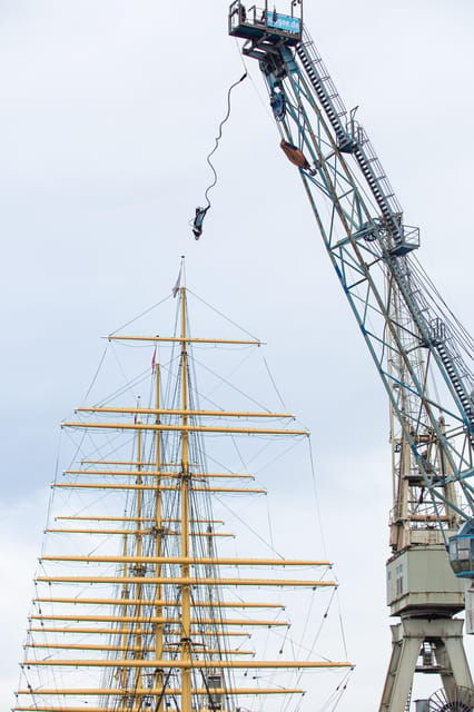 hamburg-bungee-jumping-50-meters-high-over-the-harbor