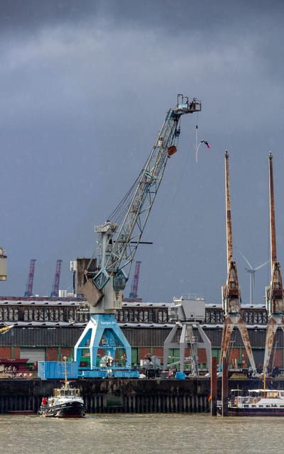hamburg-bungee-jumping-50-meters-high-over-the-harbor