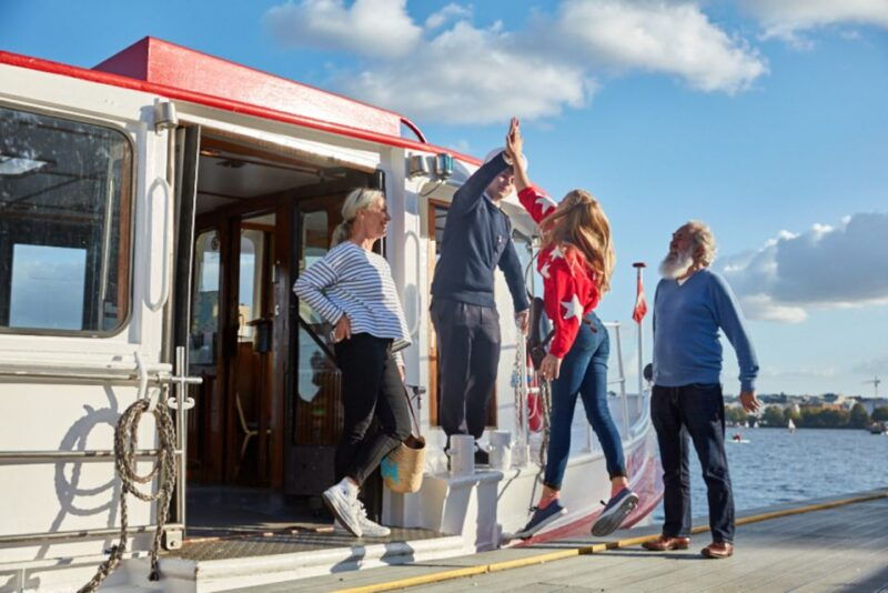 hamburg-city-cruise-on-alster-lake