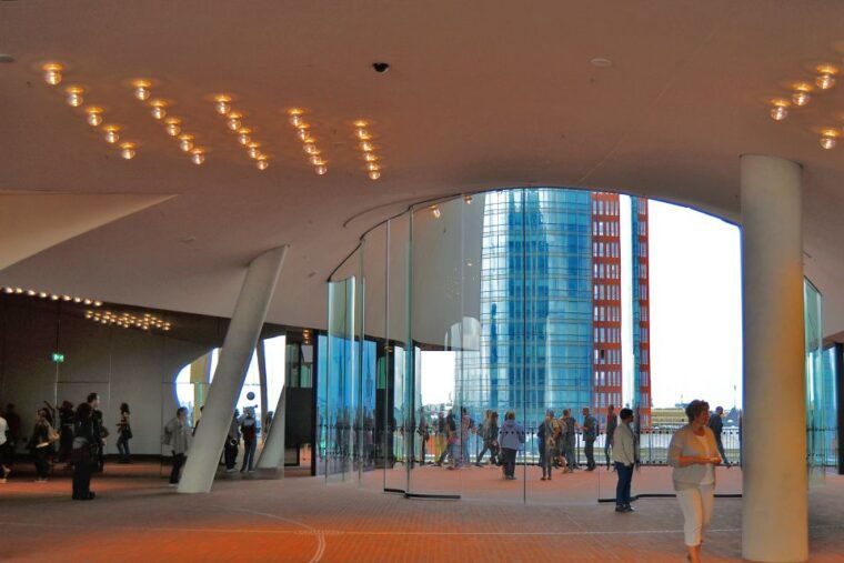 hamburg-elbphilharmonie-plaza-highlights-surroundings