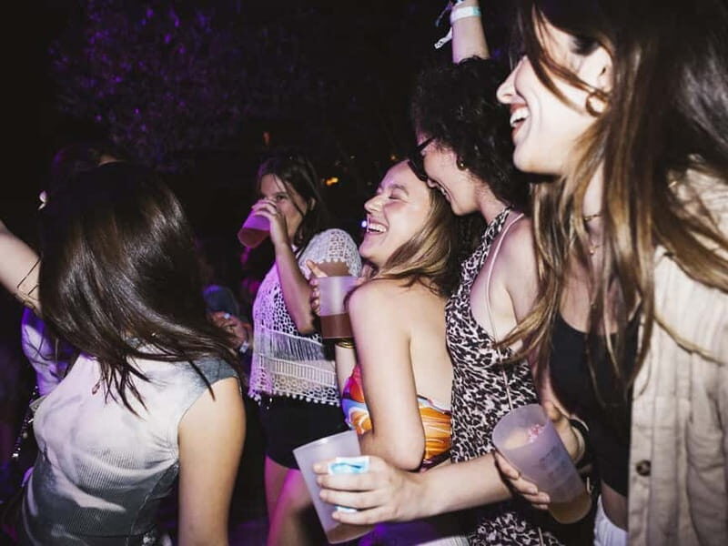 Hamburg: JGA bar & club tour: Unforgettable evening with sparkling wine, shots & party - An Authentic Hamburg Bachelorette Experience