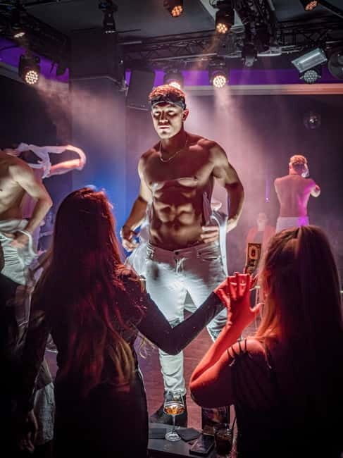 Hamburg: SIXX PAXX Men´s Perfoming Arts Show - Key Points
