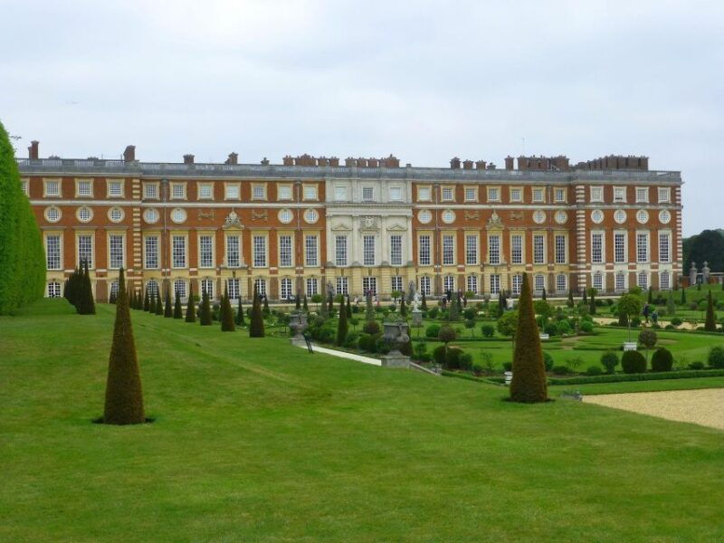 hampton-court-palace-private-tour-with-fast-track-entry