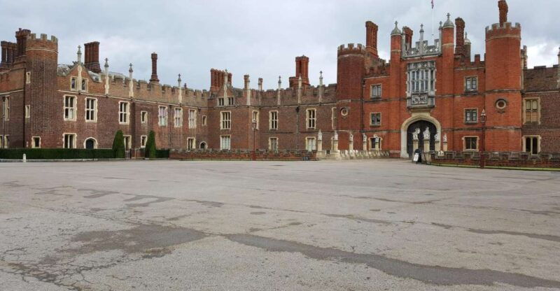 hampton-court-palace-private-tour-with-fast-track-pass
