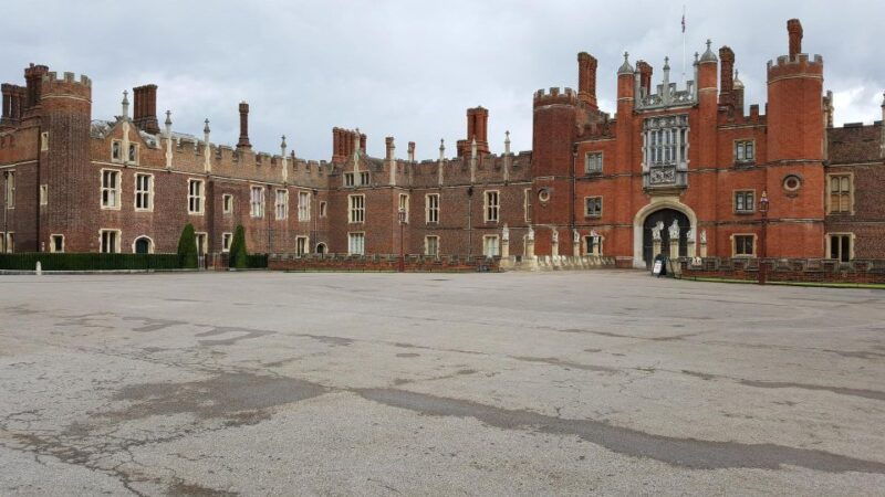 hampton-court-palace-private-tour-with-fast-track-pass