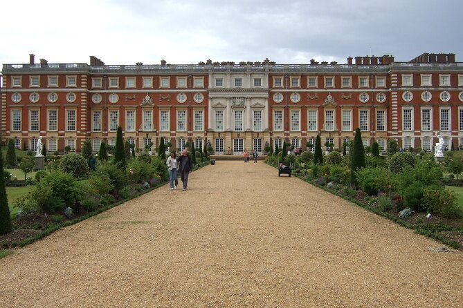 hampton-court-palace-stonehenge-roman-bath-private-tour-with-passes