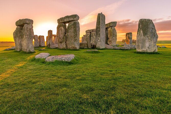 hampton-court-palace-stonehenge-roman-bath-private-tour-with-passes