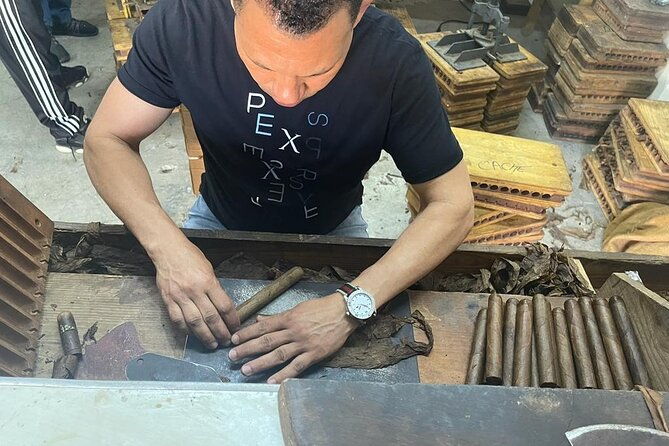hand-roll-your-cigar