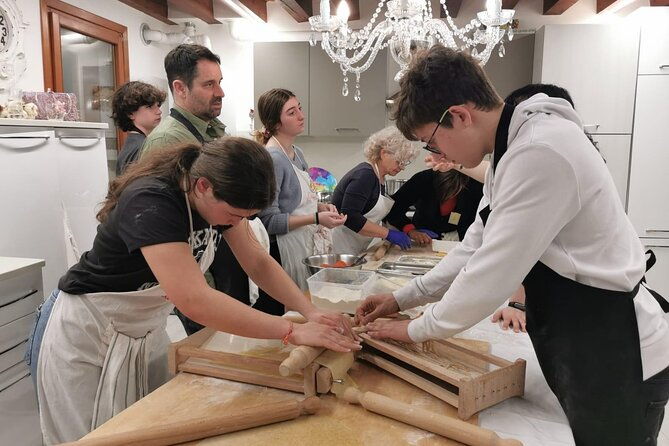hands-on-cooking-class-with-the-somelier-in-venice-2
