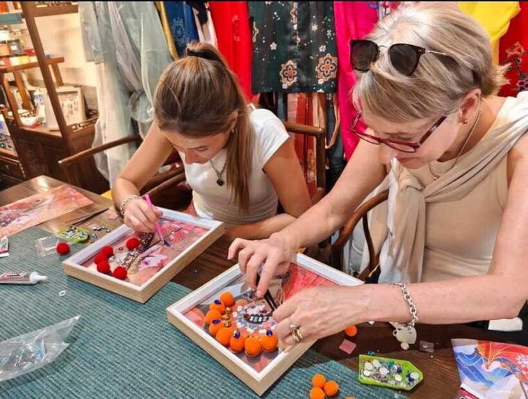 hands-on-creation-of-peking-opera-crafts