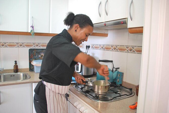 hands-on-fideua-or-paella-class-in-barcelona-in-a-locals-home