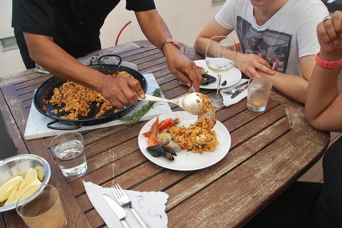 hands-on-fideua-or-paella-class-in-barcelona-in-a-locals-home