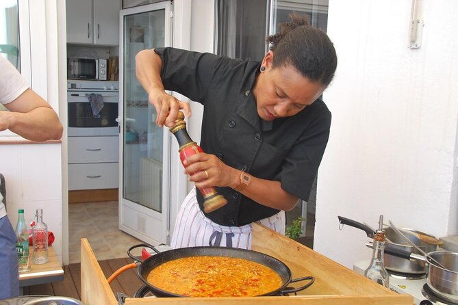 hands-on-fideua-or-paella-class-in-barcelona-in-a-locals-home