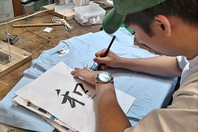 handwriting-kanji-with-ink-on-t-shirt-private-art-class-in-tokyo