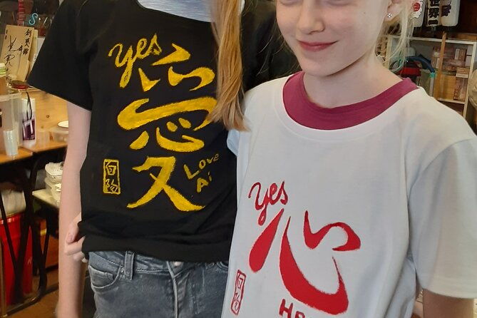 handwriting-kanji-with-ink-on-t-shirt-private-art-class-in-tokyo