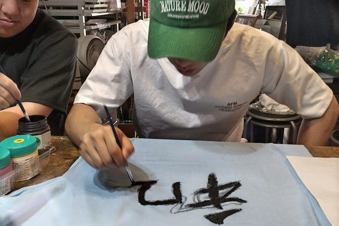 handwriting-kanji-with-ink-on-t-shirt-private-art-class-in-tokyo