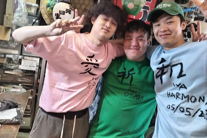 handwriting-kanji-with-ink-on-t-shirt-private-art-class-in-tokyo