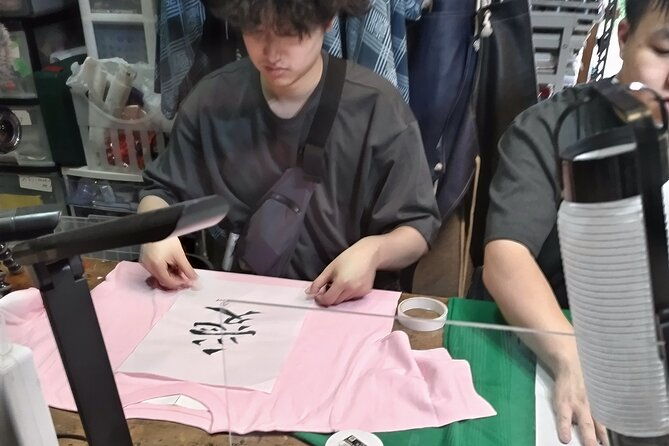 handwriting-kanji-with-ink-on-t-shirt-private-art-class-in-tokyo