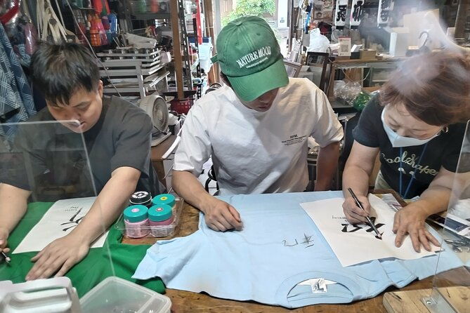 handwriting-kanji-with-ink-on-t-shirt-private-art-class-in-tokyo