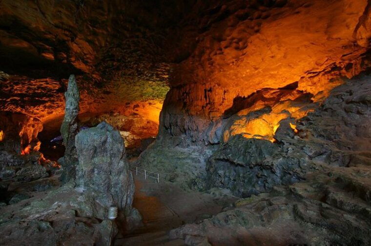 hanoi-4-day-tour-of-hanoi-halong-bay-hoa-lu-trang-an