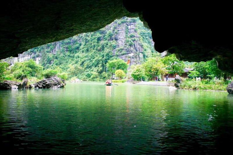 hanoi-full-day-exploring-hoa-lu-and-trang-an-grottoes