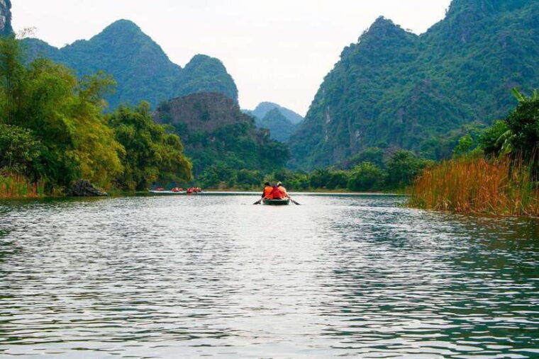 hanoi-full-day-exploring-hoa-lu-and-trang-an-grottoes