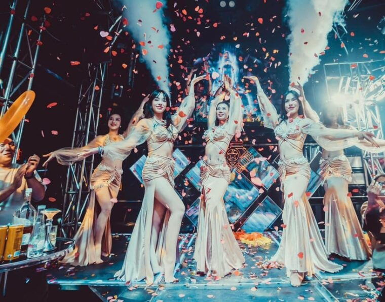hanoi-guided-bar-crawl-with-drinks-and-nightclub-entry