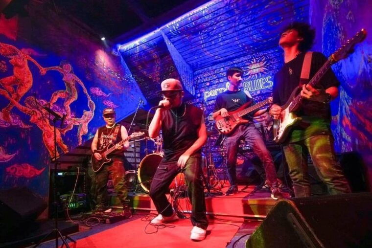 hanoi-guided-bar-crawl-with-drinks-and-nightclub-entry
