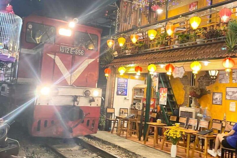 hanoi-guided-street-food-tour-with-train-street-experience