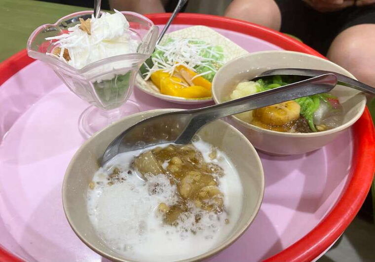 hanoi-guided-street-food-tour-with-train-street-experience