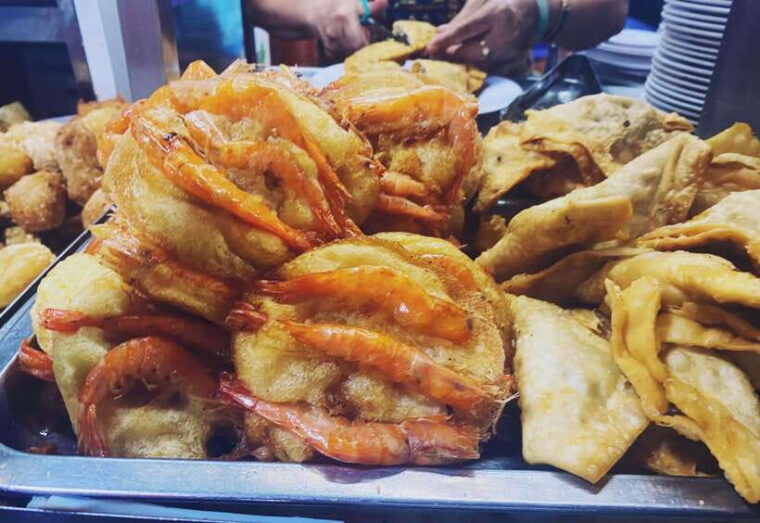 hanoi-guided-street-food-tour-with-train-street-experience