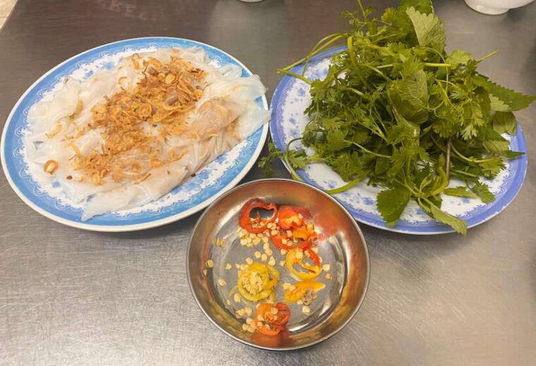 hanoi-guided-street-food-tour-with-train-street-experience