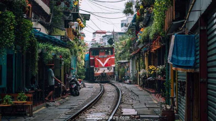 hanoi-half-day-visit-train-street-street-food