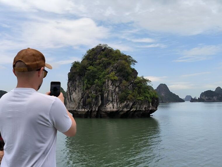 hanoi-halong-luxury-day-tour-with-private-cabin