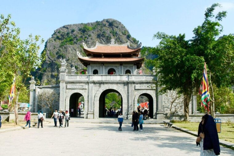 hanoi-hoa-lu-trang-an-and-mua-cave-full-day-trip