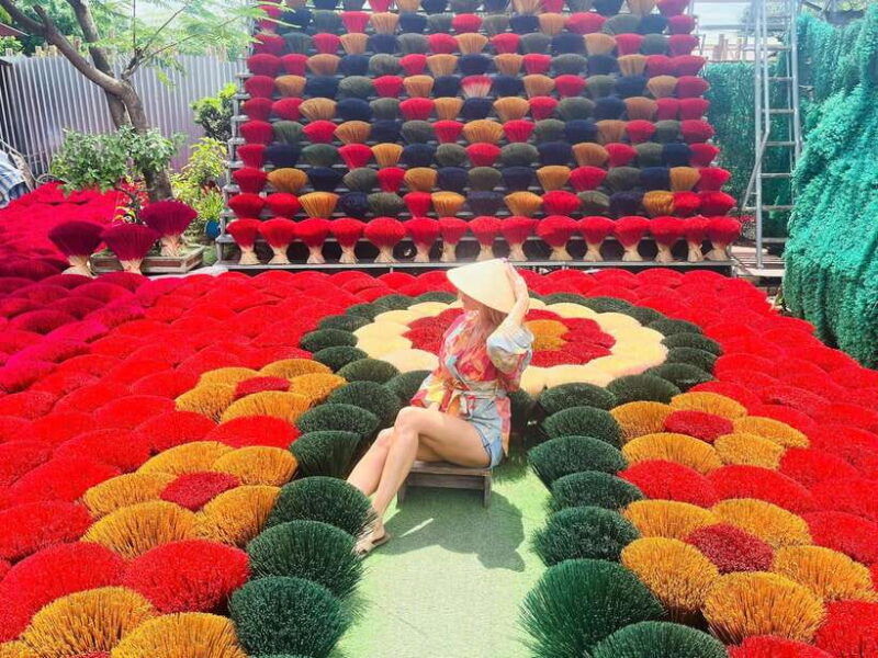 hanoi-incense-hat-lacquer-art-making-tour-train-street