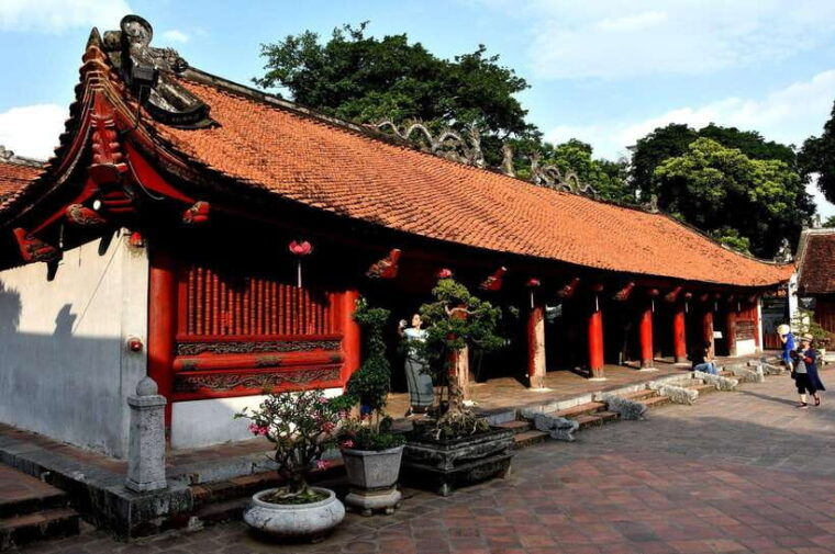 hanoi-motorbiking-to-tourist-attractions-street-food-tour