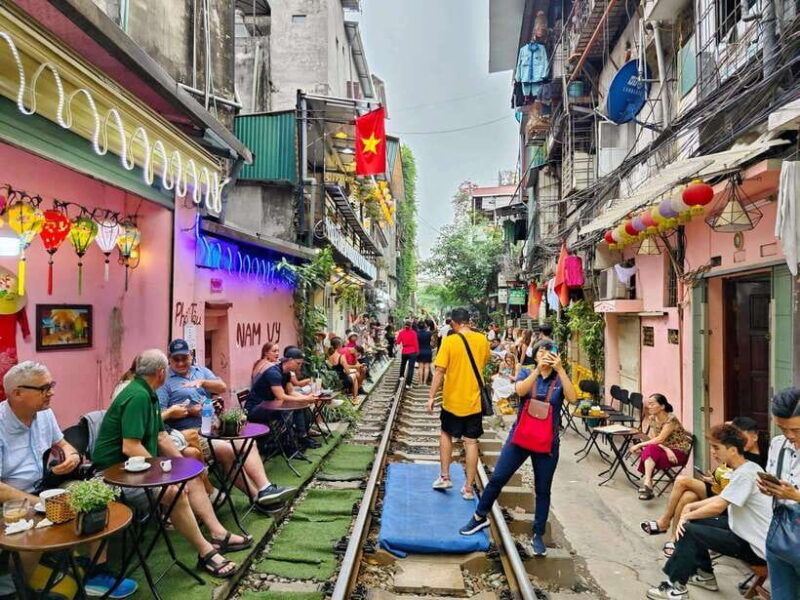 hanoi-motorbiking-to-train-street-and-temple-of-literature