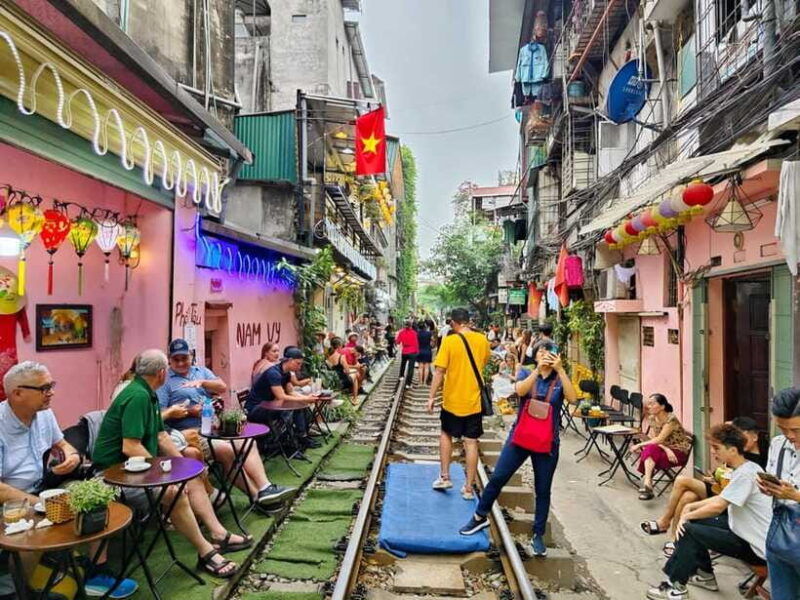 hanoi-motorbiking-to-train-street-and-temple-of-literature